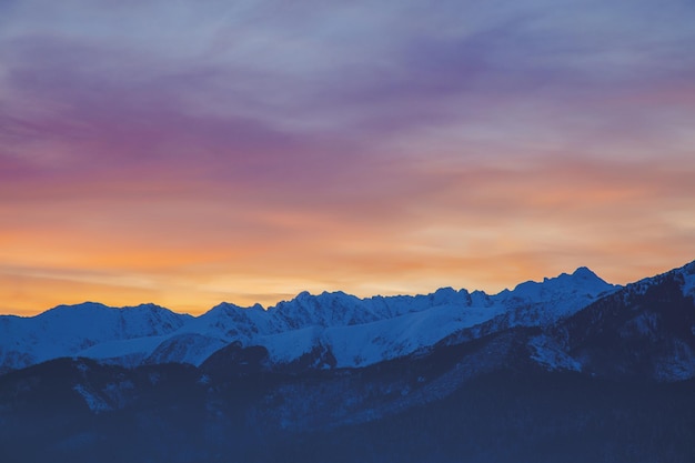 Sonnenaufgang über den schneebedeckten Bergen der Tatra im Winter.