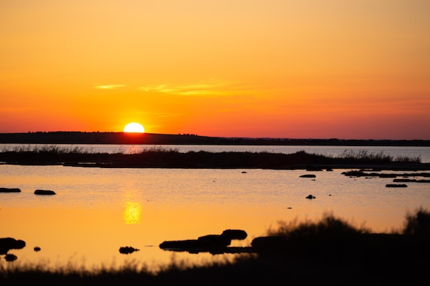 Sonnenaufgang über den Teichen in Südfrankreich