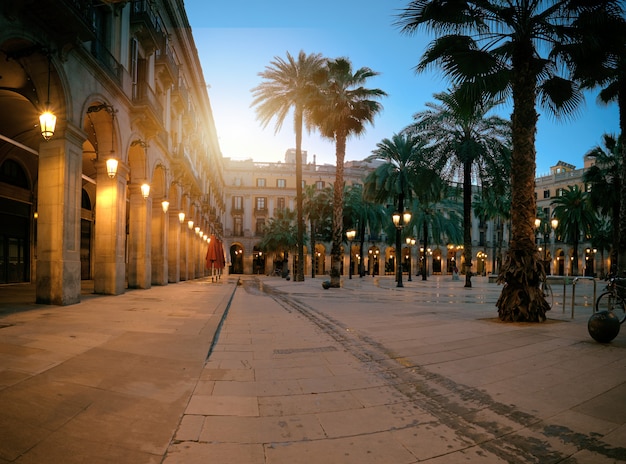 Sonnenaufgang über der beleuchteten Plaza Real im gotischen Viertel von Barcelona, Spanien