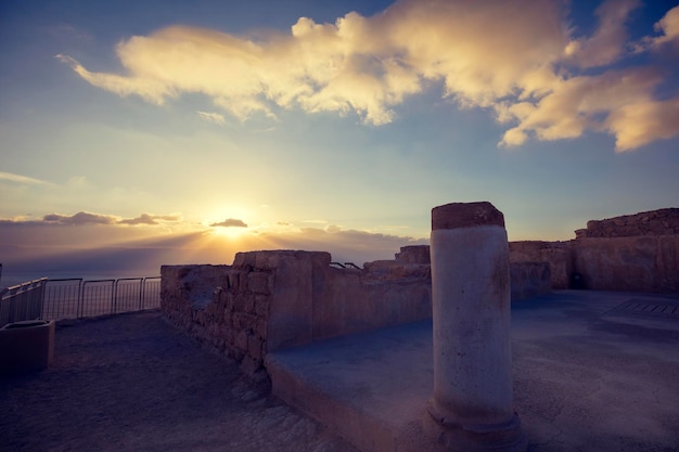 Sonnenaufgang über der Festung Masada. Ruinen des Palastes von König Herodes in der Judäischen Wüste