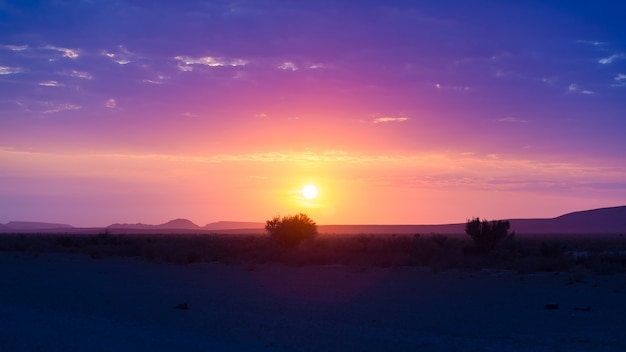 Sonnenaufgang über der Namib-Wüste, im wunderbaren Nationalpark Namib Naukluft, Reiseziel in Namibia, Afrika.