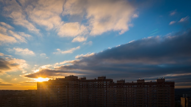 Sonnenaufgang über der Stadt