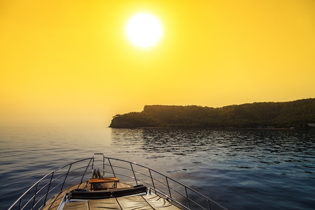 Sonnenaufgang über einer kleinen Insel am Mittelmeer. Blick von der Yacht