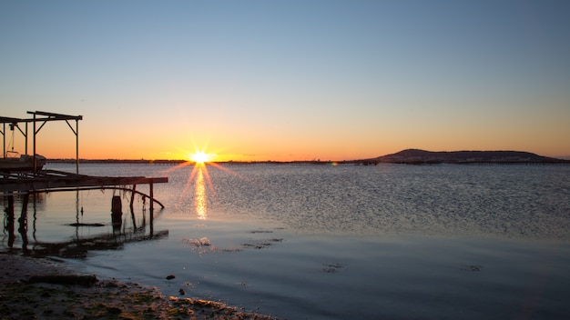 Sonnenaufgang über Wasser