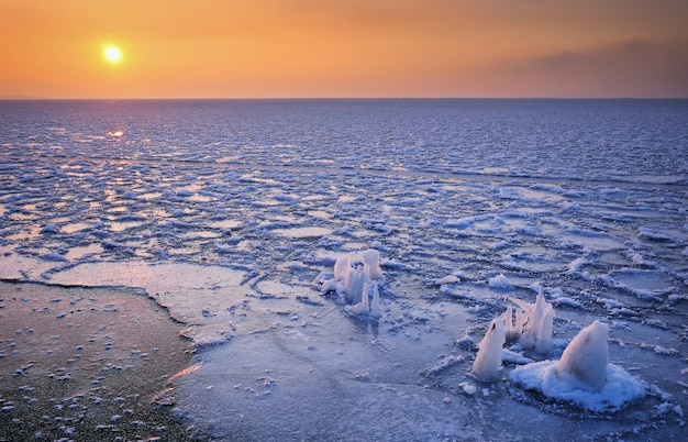 Sonnenaufgang und gefrorenes Meer. Schöne Winterlandschaft mit See in der Morgenzeit. Tagesanbruch