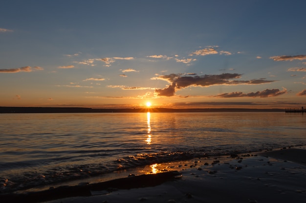 Sonnenaufgang und Herbstblätter