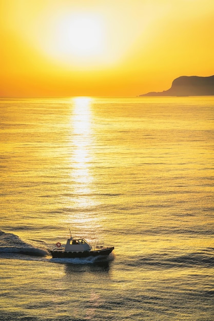 Sonnenaufgang und Schiff im Mittelmeer in Palermo, Sizilien, Italien