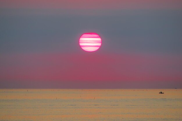 Sonnenaufgang-Wasserhintergrund