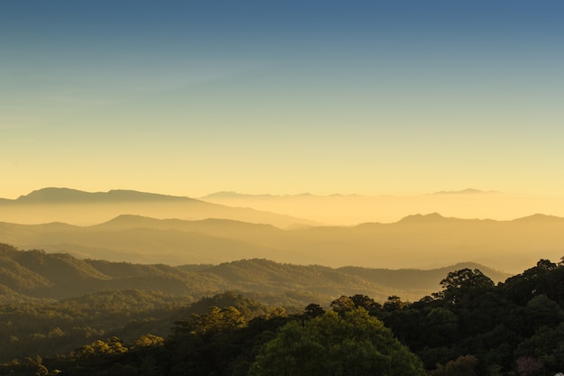 Sonnenaufganglandschaft am Berg