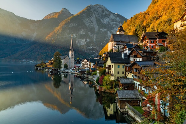 Sonnenaufgangsansicht des berühmten Bergdorfes Hallstatt mit dem Hallstätter See Österreich