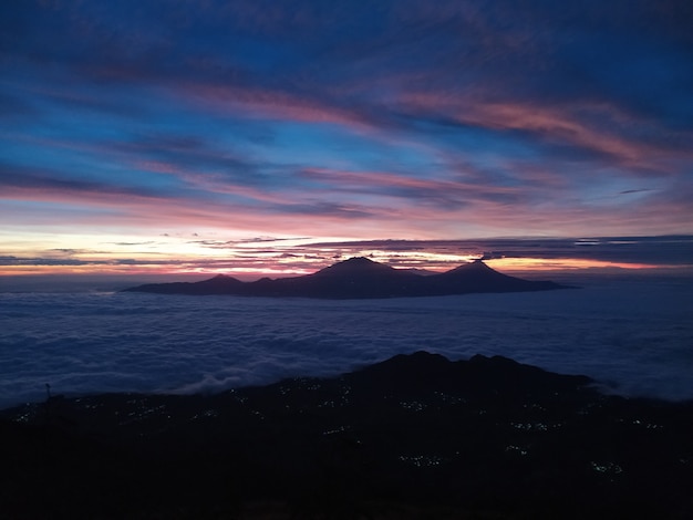 Sonnenaufgangsblick auf den Berg