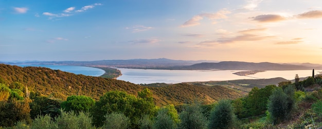 Sonnenaufgangslandschaft im Naturpark der Lagune von Orbetello, schöne Luftaufnahme der szenischen Küste vom Monte Argentario, Tourismusziel Toskana Italien