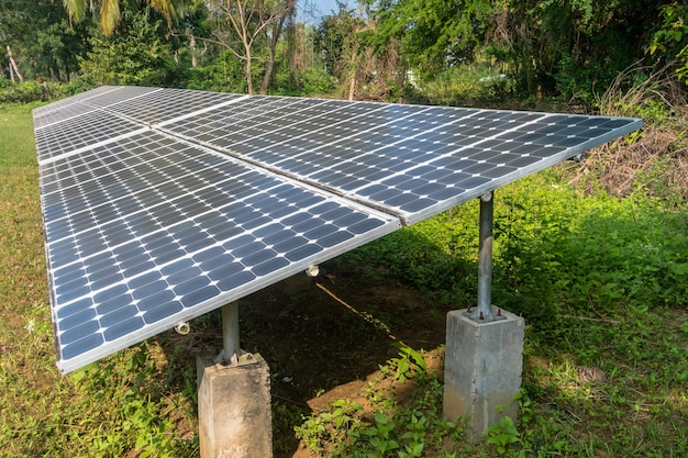 Sonnenbatterien auf dem Hügel im Dschungel, Andamanen- und Nikobareninseln Indien