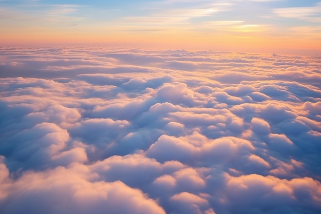 Sonnenbeleuchtete Wolken in großer Höhe aus einem Flugzeugfenster