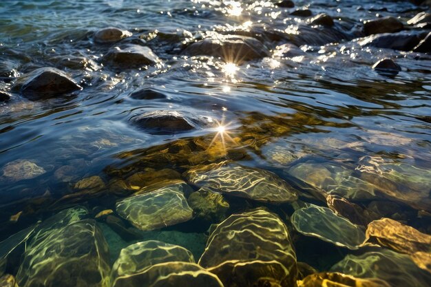 Foto sonnenbeleuchteter fluss mit glitzerndem wasser und felsen