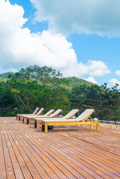 sonnenbett mit berghügel und blauem himmelhintergrund für sonnenbad