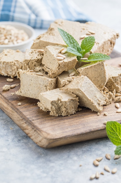 Sonnenblume Halva Nahaufnahme. Süßes orientalisches Dessert Halva. Süßigkeiten zum Tee.