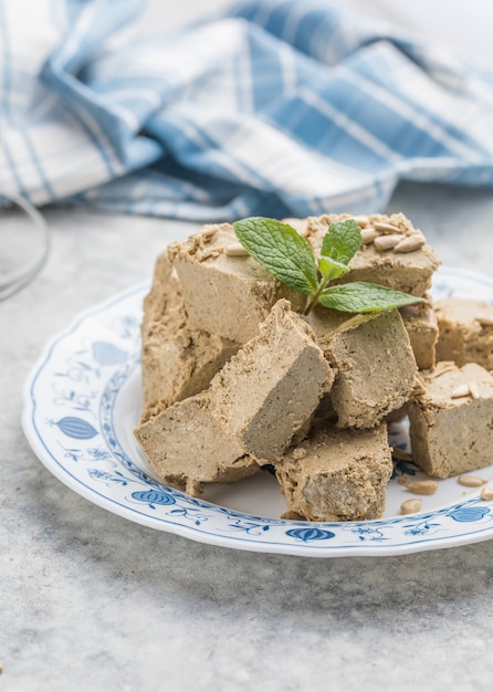 Sonnenblume Halva Nahaufnahme. Süßes orientalisches Dessert Halva. Süßigkeiten zum Tee.