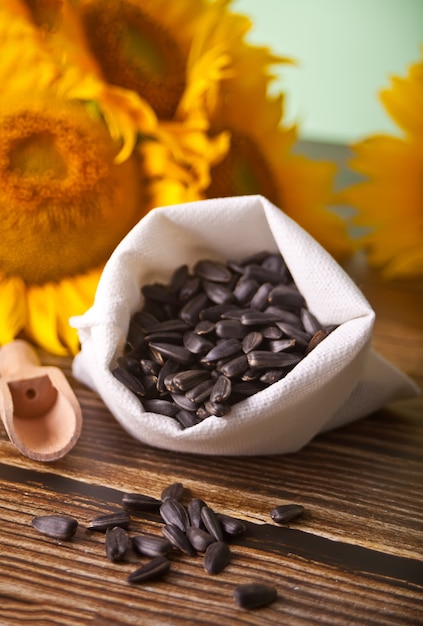 Sonnenblumenkerne im Beutel mit Holzlöffel