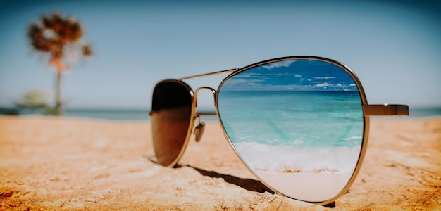 Sonnenbrille am Strand im Sommer