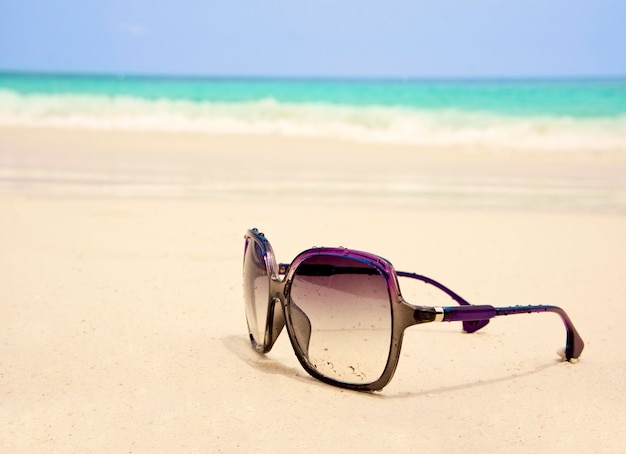 Sonnenbrille am Strand