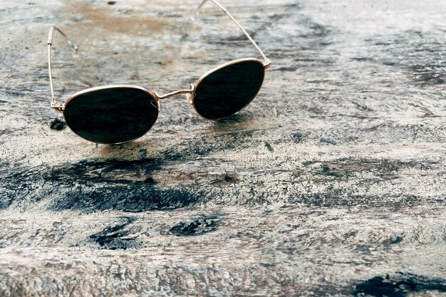 Sonnenbrille auf Holztisch Sommerkonzept Hintergrund