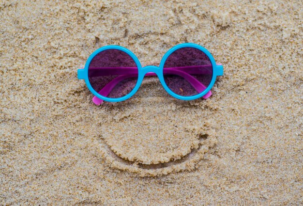 Sonnenbrille im Sand am Strand