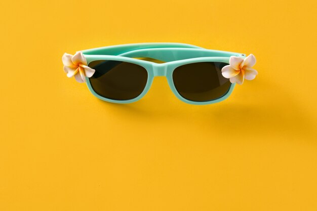 Sonnenbrille mit Blumen