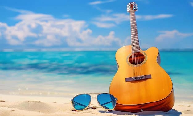 Foto sonnenbrille und akustikgitarre am strand mit türkisfarbenem hintergrund