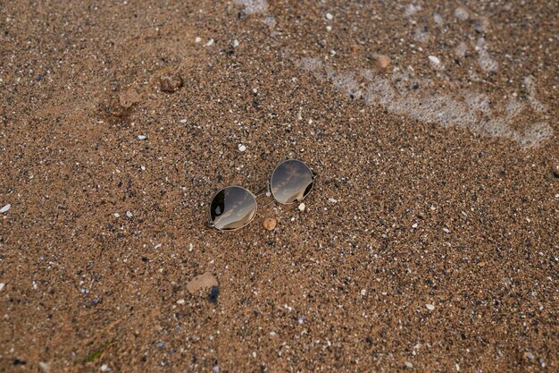 Sonnenbrillen liegen auf dem Sand