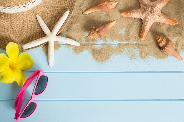 Sonnenbrillen und Starfish auf dem blauen Bretterboden, Draufsicht des Sommerkonzeptes