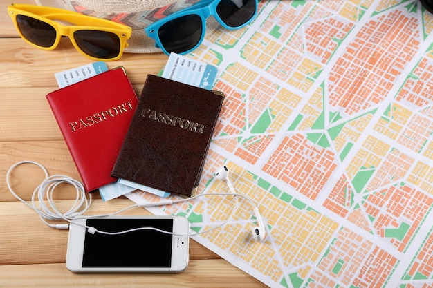 Sonnenbrillenpässe und Karte aus nächster Nähe Vorbereitung auf das Reisekonzept