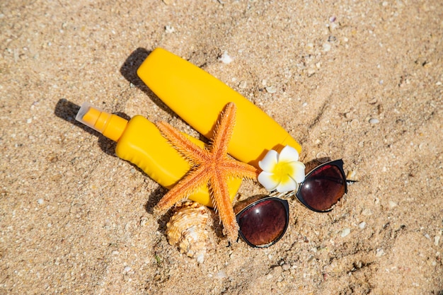 Sonnencreme am Strand. Sonnenschutz. Selektiver Fokus. Natur