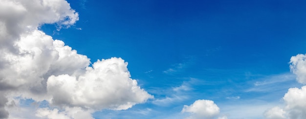 Sonnendurchflutete weiße Wolken am blauen Himmel