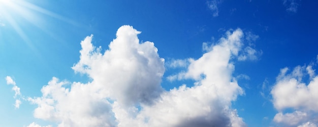 Sonnendurchflutete weiße Wolken am blauen Himmel