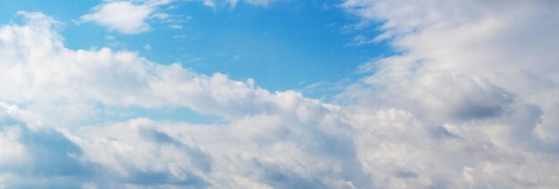 Sonnendurchflutete weiße Wolken am blauen Himmel