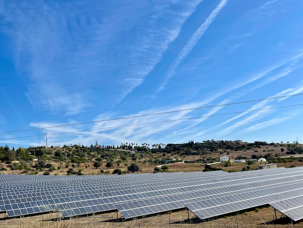 Sonnenenergiefeld in der Algarve, Portugal Sonnenkollektoren auf dem Feld