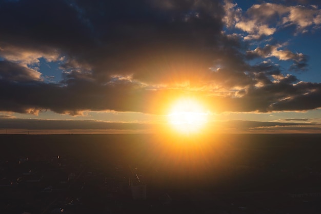 Sonneneruption schöner Sonnenuntergang am Himmel Schöner Himmel