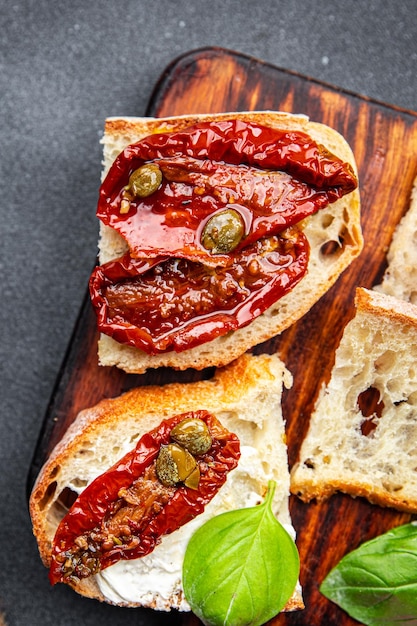 sonnengetrocknete tomate bruschetta gesunde mahlzeit essen snack auf dem tisch kopierraum essen hintergrund rustikal