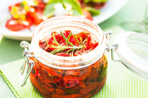 Sonnengetrocknete Tomaten im Glas