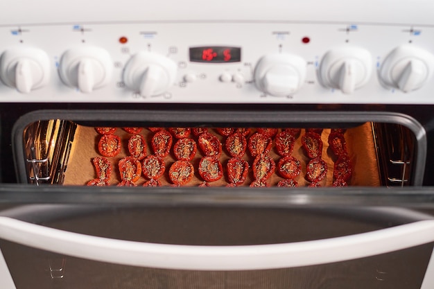 Sonnengetrocknete Tomaten im Ofen in der Küche kochen