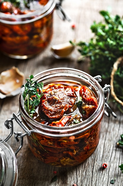 Foto sonnengetrocknete tomaten mit kräutern und knoblauch in olivenöl