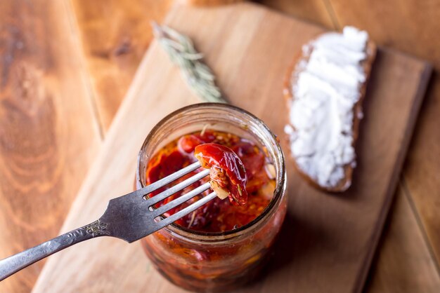 Foto sonnengetrocknete tomaten mit olivenöl in einem glas