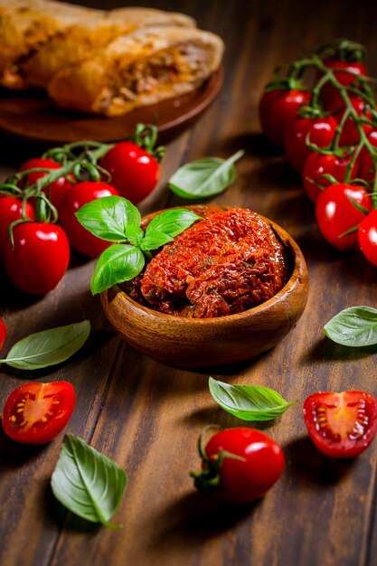 Sonnengetrocknete und eingelegte Tomaten mit frischen Kräutergewürzen und Tomatenciabatta