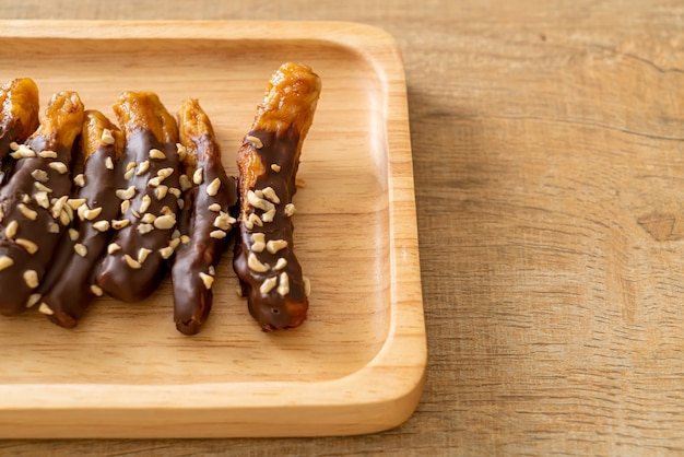 Sonnengetrockneter Bananenschokoladenüberzug oder in Bananen getauchte Schokolade