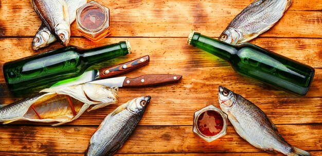 Sonnengetrockneter Fisch, gesalzener Fisch für Bier auf altem Holztisch