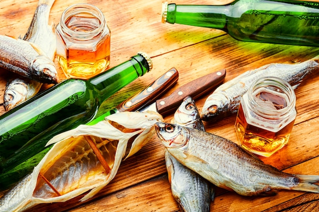 Sonnengetrockneter Fisch, gesalzener Fisch. Salziger Fisch oder Stockfisch. Glas Bier und getrockneter Fisch