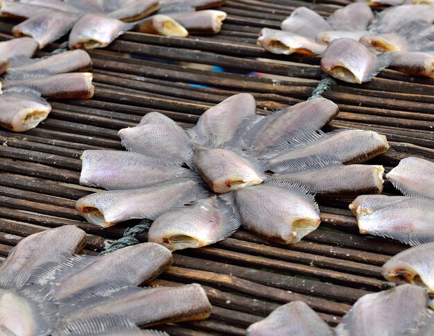 Sonnengetrockneter salziger Fisch vor dem Kochen auf dem Markt in Thailand verkaufen