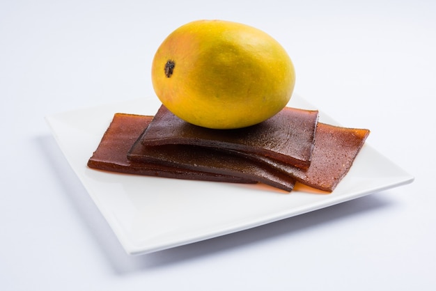 Sonnengetrocknetes Aam Papad oder indisches Fruchtleder aus Mangomark gemischt mit konzentrierter Zuckerlösung. Selektiver Fokus