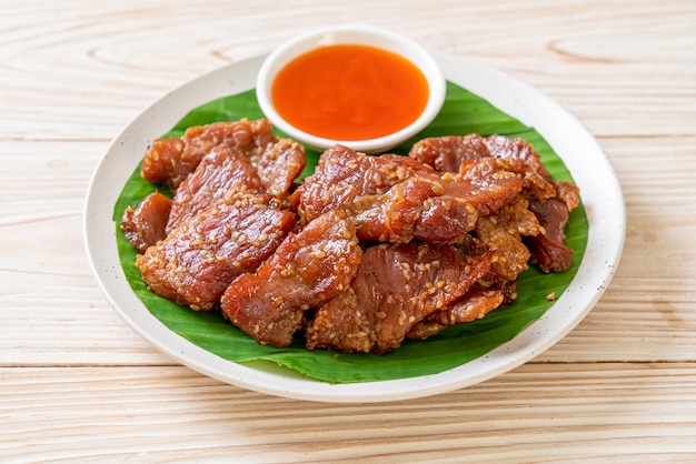 sonnengetrocknetes Schweinefleisch mit Sauce